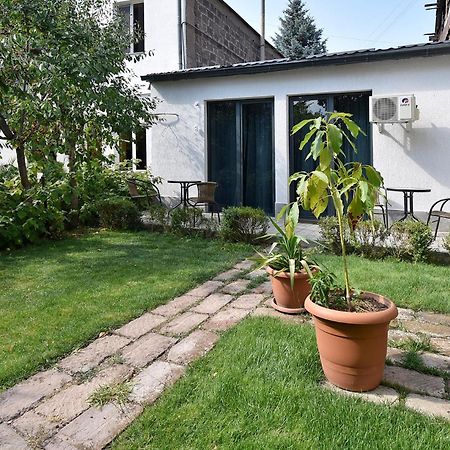 The Nut Guest House Ereván Exterior foto