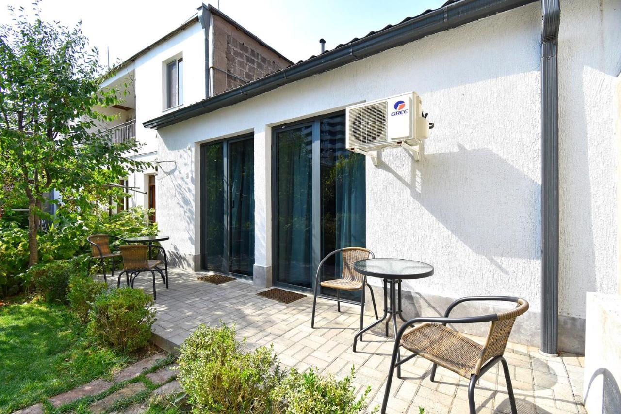 The Nut Guest House Ereván Exterior foto